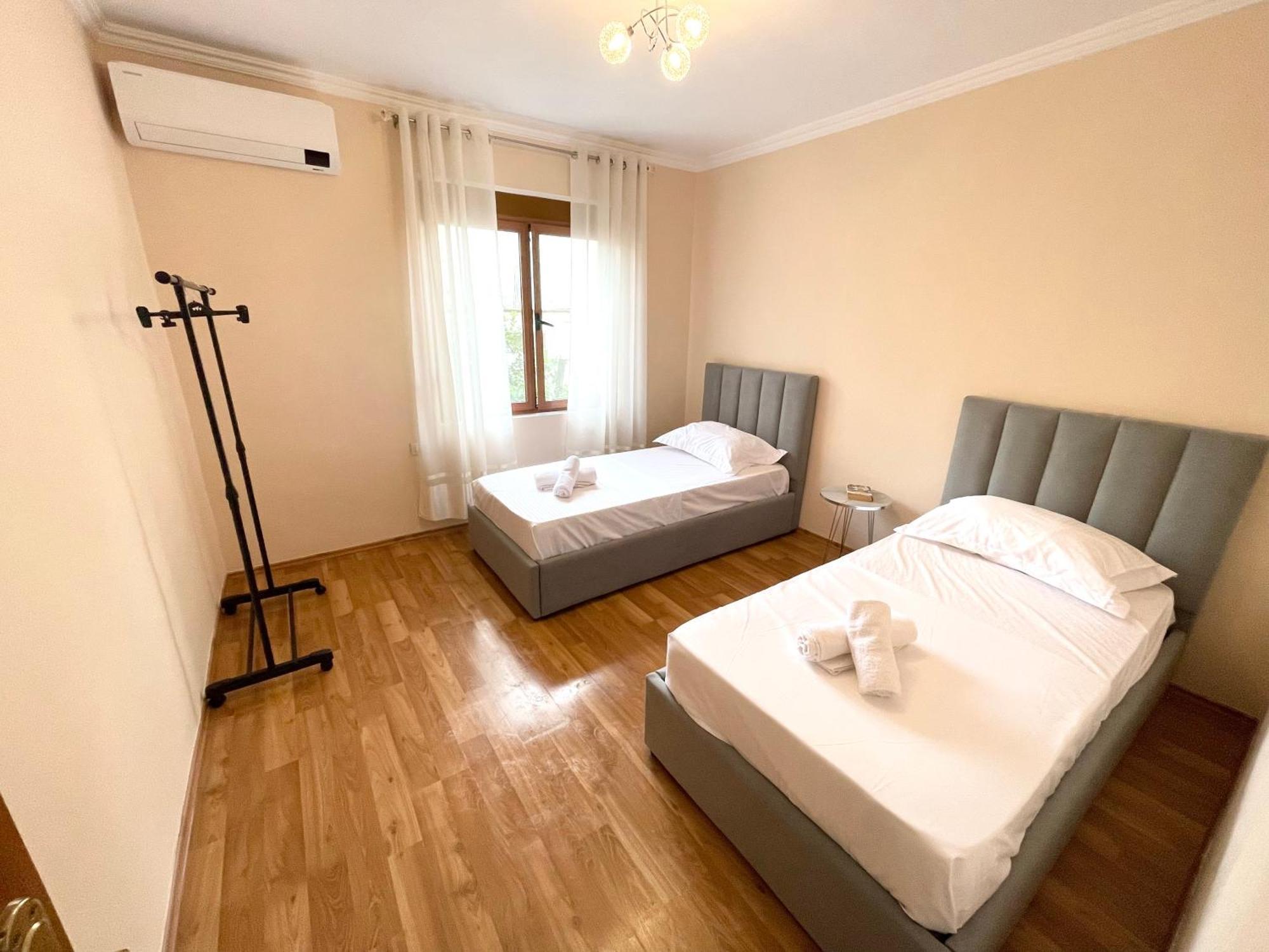 Skanderbeg Square Apartment 02 Tirana Esterno foto